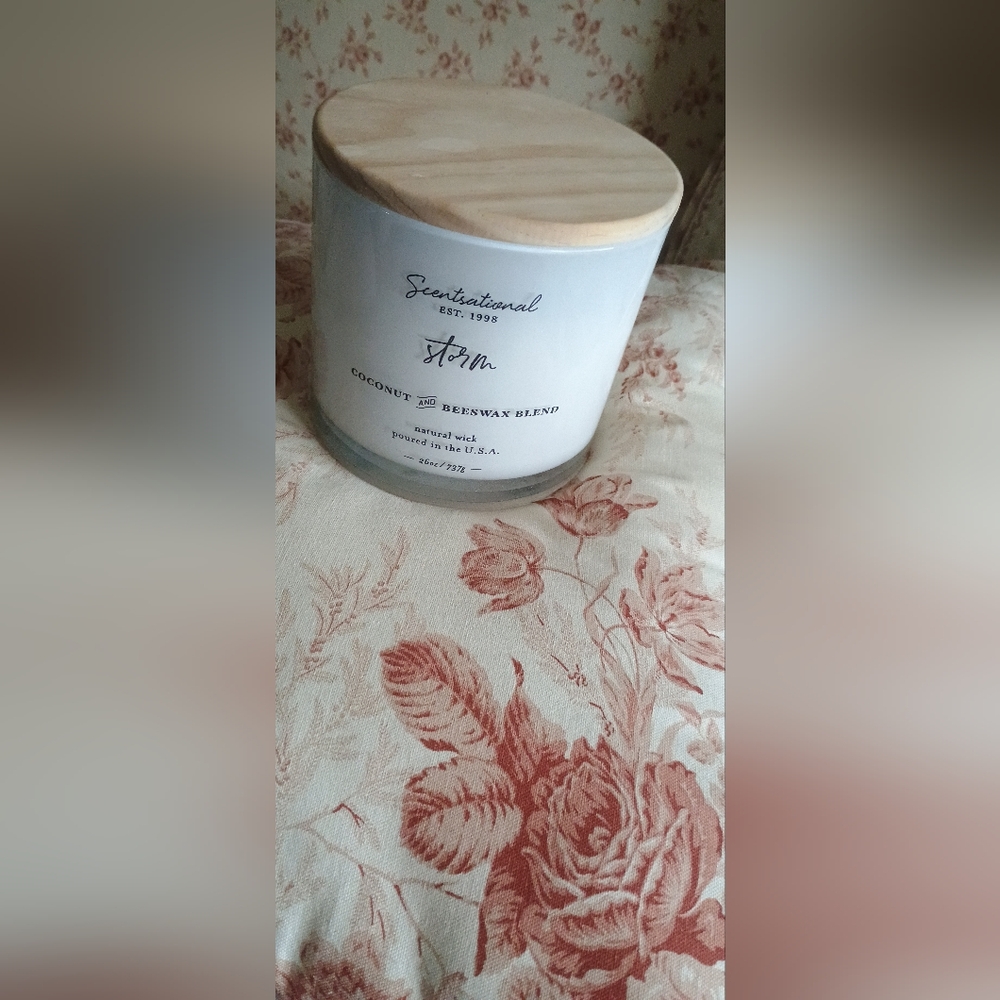 3 Wick Scented Candle with Wooden Lid - Picture 2 of 2